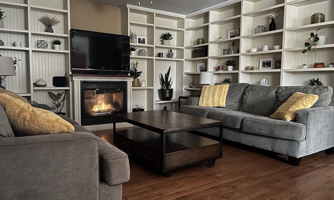 Elora Casa | Heart of downtown w/ private backyard. Walk to Elora Mill!