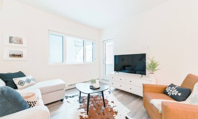 Mission District Condominio | Heart of DT| Western Themed Lux Condo | UG Parking