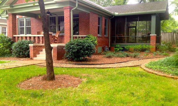 Athens Casa | Heart of Five Points Craftsman Cottage - Camina hasta el patio cercado de UGA para mascotas