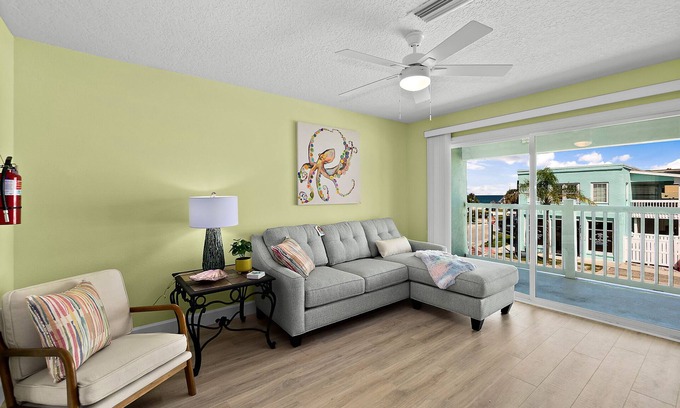 Flagler Beach Condominio | Heart of Flagler Beach, 1 Block To The Beach-Walk to Everything!