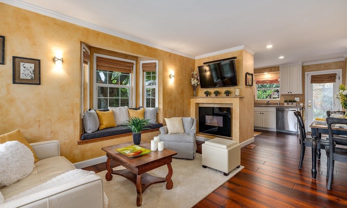 Healdsburg Cabaña | Heart of Healdsburg | Complimentary wine tasting at Croix Estate included!