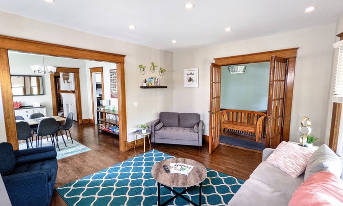 North Buffalo Apartamento | Heart of Hertel Prime Location in Buffalo with A/C and Parking!!!