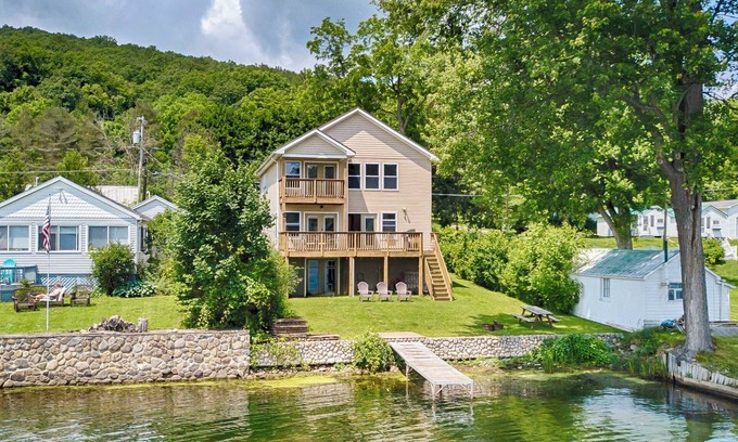 Honeoye Cabaña | Corazón de Honeoye: "Un moderno frente al lago Honeoye escapada!"