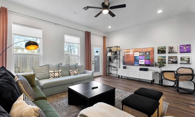 Northside Casa | Heart of Houston | 4BR I Free Parking | Sleeps 10