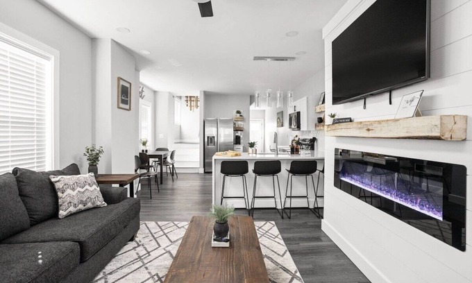 Mapleton/Fall Creek Casa | Heart of Indy | Sleeps 6 | Modern Home
