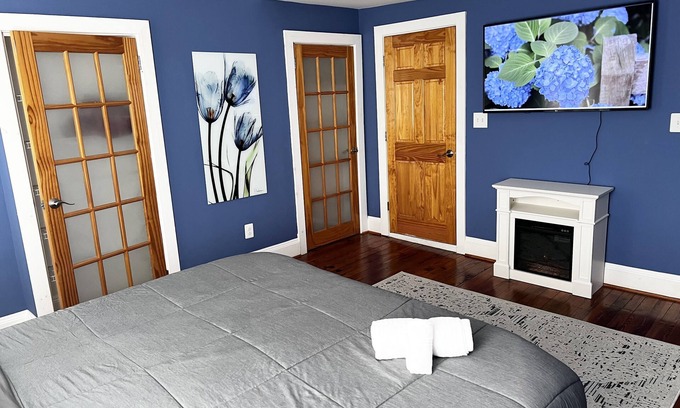 Logan Square Casa | Heart of the Museum District: Historic Renovated Logan Square Home