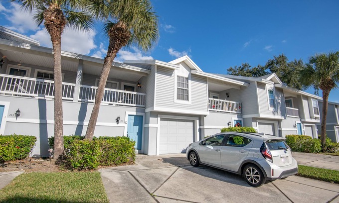 Capri Isle Condominio | Heart of Treasure Island | Pool & Near Beach
