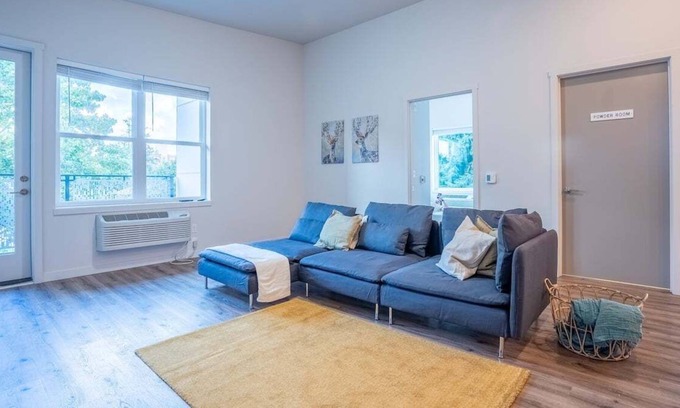 Downtown Vancouver Apartamento | Heart of Vancouver Modern Loft w/ King & Queen Bed