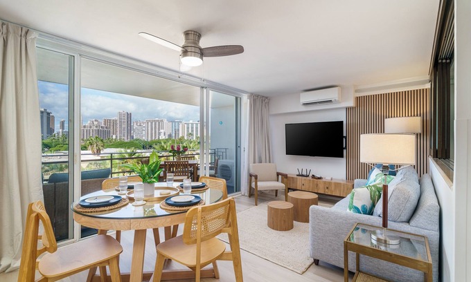 Honolulu Condominio | Heart of Waikiki! Modern 2-bedroom/1-bath, Short walk to beach, FREE Parking!
