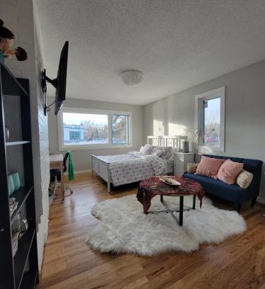 Southwest Calgary Casa | Heart to Downtown - Bright and Sunny Ultra Premium Queen bedroom