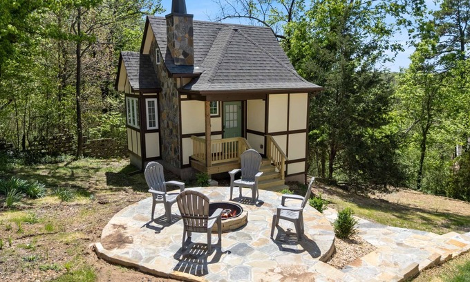 Eureka Springs Historic District Cabaña | Hearthstone Hideaway at Tudor Suites
