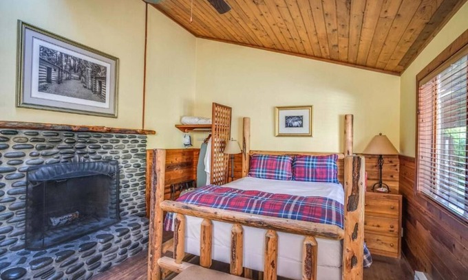 Downtown Cannon Beach Hotel | Hearthstone Inn - Clark Queen Room at Cannon Beach Hotel Collection!