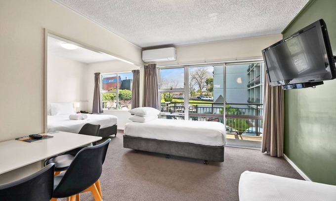 Hamilton North Hotel | Heartland Ambassador Hotel Hamilton