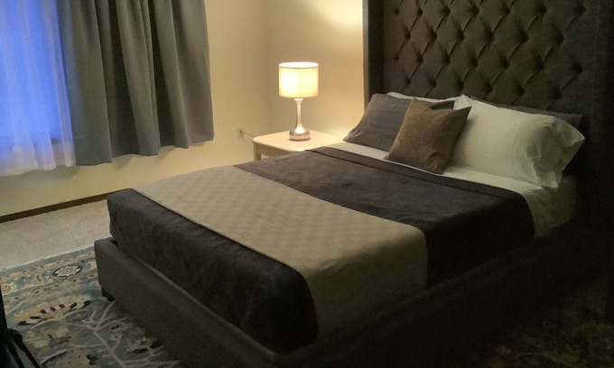 Glen Carbon Cama Y Desayuno | HEARTLAND B & B/BUS/ RETREAT Rooms for Traveling Nurses, Couples, 5 star Meals