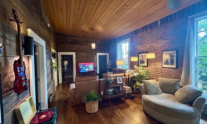 Eatonton Casa | Heartwood Loft B! A Unique Modern Cozy Loft in Downtown Eatonton