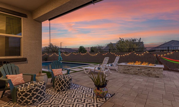 Surprise Casa | Heated Lap Swimming Pool! Firepit, Hammock, Ice Hockey and Ping Pong! Dog Friendly!
