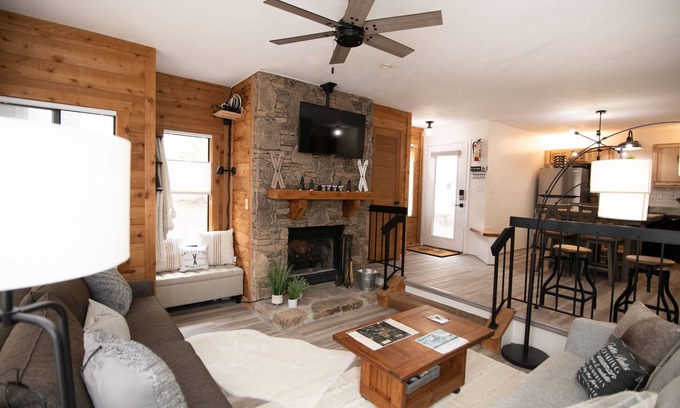 Seven Springs Condominio | Heated outdoor pool, close to Ohiopyle, Falling water, and State park with beach