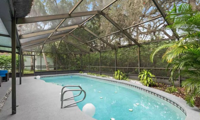 Palm Harbor Casa | Heated pool. 4-bedroom house. 6.9 miles to honeymoon Beach.