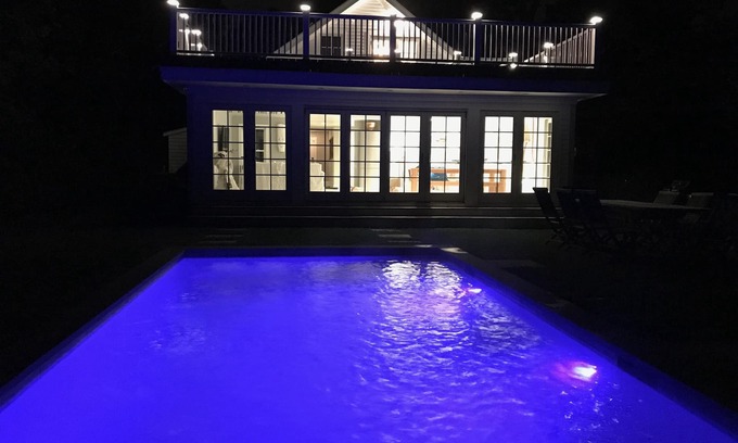 Sag Harbor Casa | Hermosa Sag Harbor Village House con piscina climatizada y aire acondicionado central!
