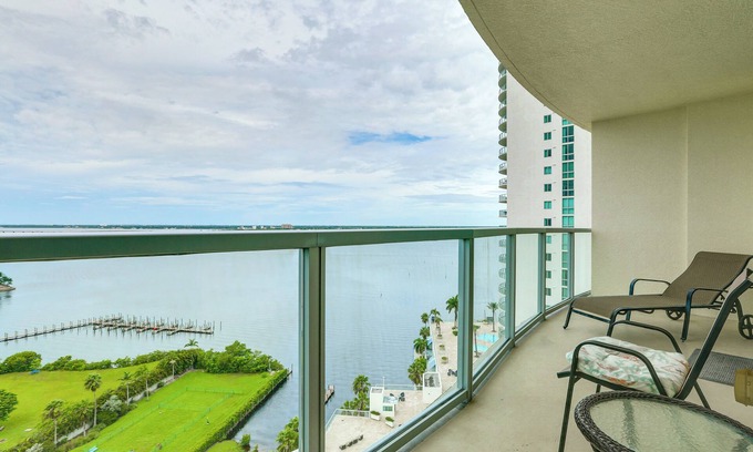 Edgewood Condominio | Hi-Rise Fort Myers Condo w/ Heated Pool, Spa!
