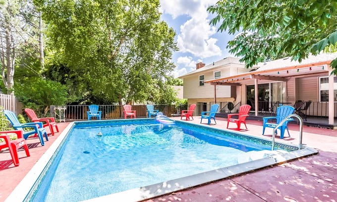 Lenexa Casa | ¡Hermosa casa con mucho espacio y piscina privada!