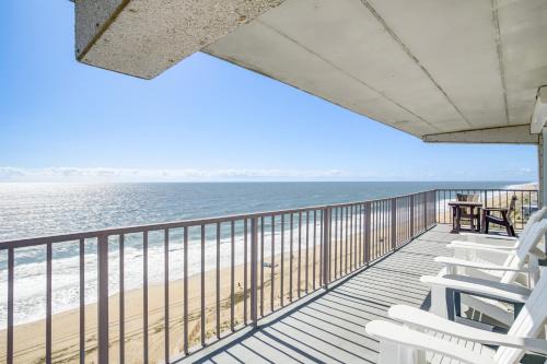 Midtown Ocean City Apartamento | Heated Pool and Views Beachfront Ocean City Gem