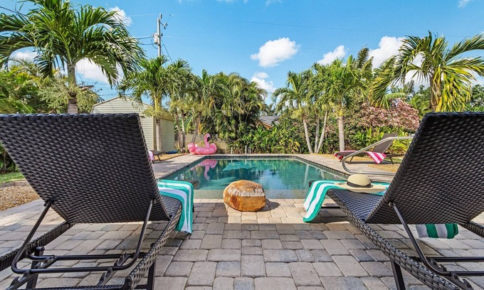 Trafalgar Casa | Heated Pool, Family Friendly, Outdoor Lounge - Shore Beats Working - Roelens