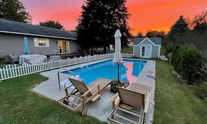 Wausau Casa | Heated Pool-Fireplace-Game Room-TheaterLounger-Dogs OK