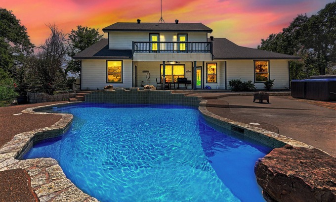 Azle Casa | Heated Pool, Hot tub, 19 beds, Pickleball, 2 Game Rooms, Arcades