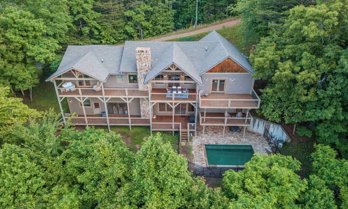 Cherry Log Cabina | Heated pool & hot tub at huge mountain retreat