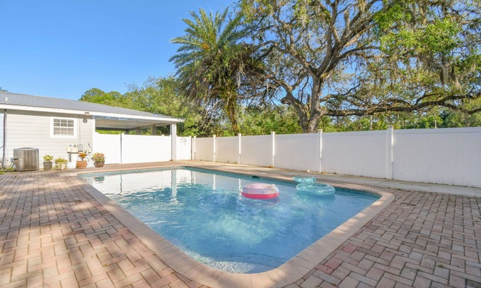 St. Augustine Casa | Heated pool huge yard mins to beach/DT, small celebrations PAC MAN, pets ok