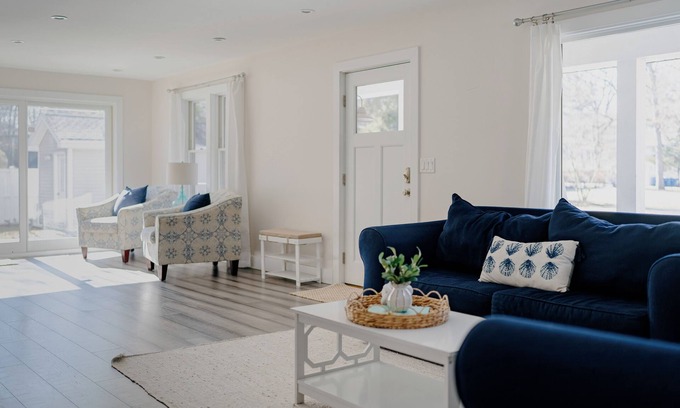 Grand Beach Casa | Hermosa casa nueva de 4 dormitorios y 3 baños con piscina climatizada, a 1 cuadra del lago