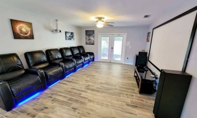 Lutz Casa | Heated pool, Jacuzzi & Sauna! Tampa, FL