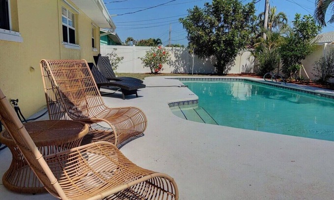 Golden Beach Estates Casa | Heated Pool! Luxe 3br Bikes, Beach, 27-Acre Park