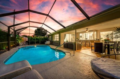 East Naples Casa | Heated Pool - Minutes to Beach - Outside Bar - Perfect for Family