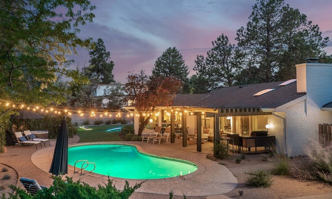 Albuquerque Casa | Heated pool open year round, Sleeps 14, 5 Bedroom/9 beds, Hot Tub, BBQ, BB court
