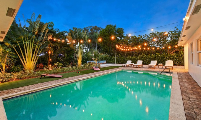 Lake Clarke Shores Casa | Heated Pool-Oversized Master - Close to Beach - Centrally Located 4 Bed / 3 Bath