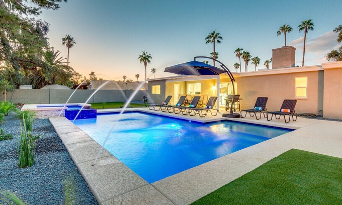 Raskin Estates Casa | ¡Casa de lujo en Scottsdale con piscina climatizada, spa, putting green, fogata y más!