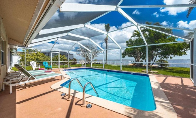 Caloosahatchee Casa | Heated Pool, Ping Pong Table, Sleeps 10 - Villa Sunset Riverhouse