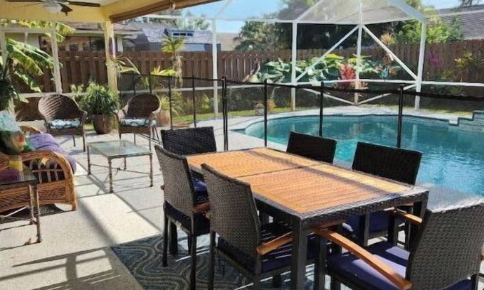 Port Saint Lucie Casa | Heated pool. Private back yard.