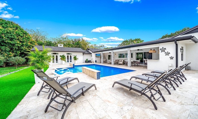Delray Beach Casa | Heated Pool! Private Home+Bikes & Fire Pit!