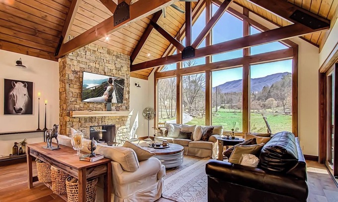 Pittman Center Casa | Heated Pool, Sauna, Yard, Perfect 4 celebrations & gatherings!