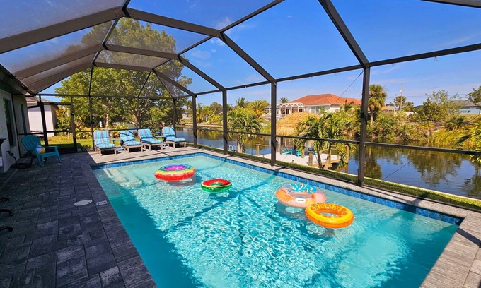 Mariner Casa | Heated Pool & Spa on a Canal + kayaks & ping pong