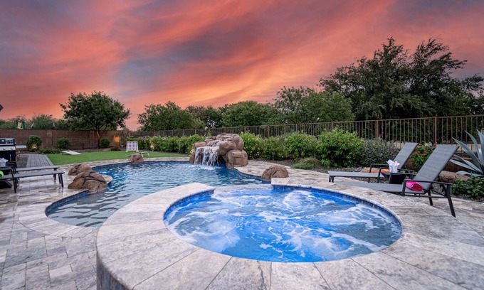 Queenland Manor Casa | Heated Pool/Spa. Putting Green. Ping Pong. Bikes. Family Fun.