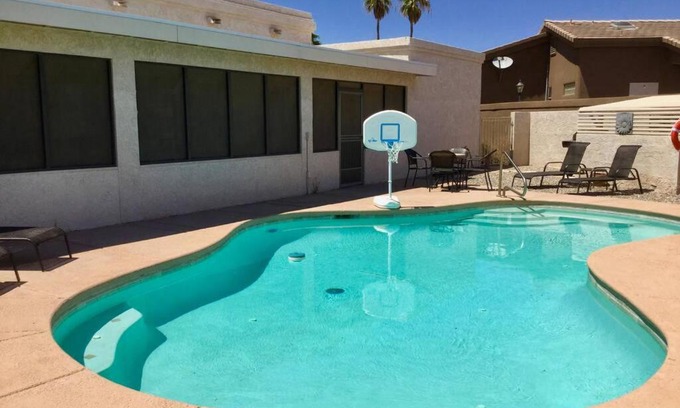 Lake Havasu City Casa | HEATED POOL. SPACIOUS WHOLE HOUSE. QUIET NEIGHBORHOOD. CLOSE TO LAKE & GOLF. AMPLE PARKING.