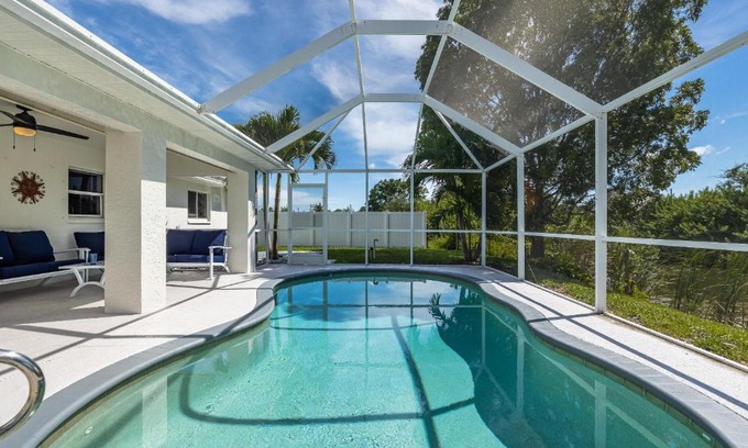 Mariner Casa | Heated Pool, Waterfront, Quiet, restaurants, beaches, sleeps 6-Villa Cape Haven