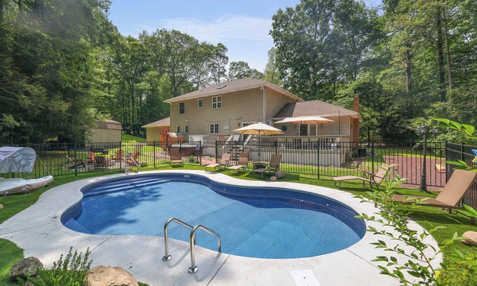 Stroudsburg Casa | Heat Private Pool | Hot Tub | Sauna | Game Room