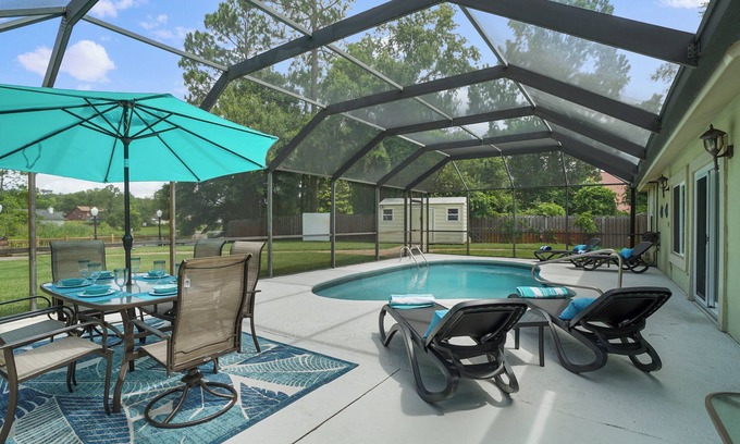 St. Augustine Casa | HEATED Saltwater POOL, Harry Potter, BBQ, Lake, Fishing, Gazebo, Games & Firepit