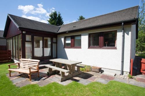 Boat of Garten Casa | Heath Cottage, Tranquil Cottage by the Woods