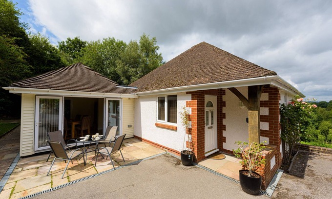 Buxted Cabaña | HEATH RETREAT, family friendly, with pool in Buxted